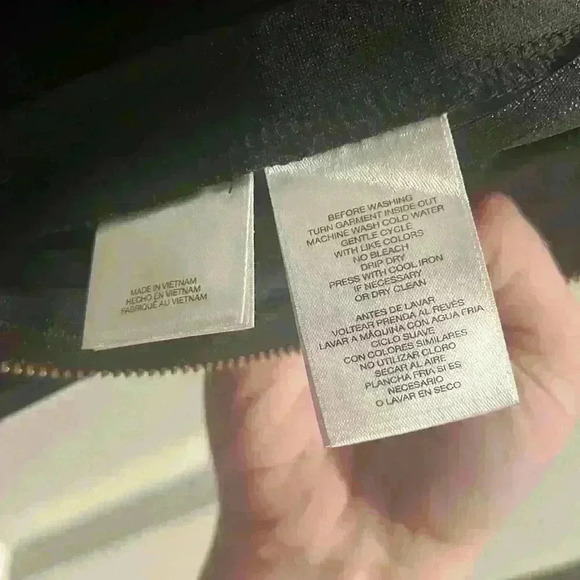 Anne Klein size 8 Black Pleated Dress like new condition w gold zipper - Picture 8 of 9